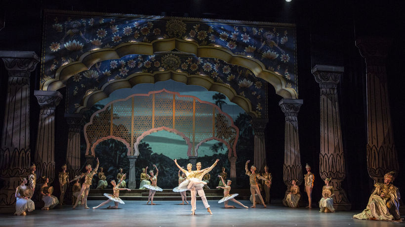 La Bayadère (Andrea Smejkalová, Maxim Chashchegorov, corps de ballet NdB). Photo: Ctibor Bachratý.